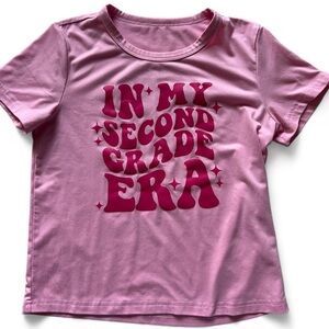 🎀 ✏️📚“In My Second Grade Era” Pink Tee – Size 130 (US 7/8) 🎀📚✏️